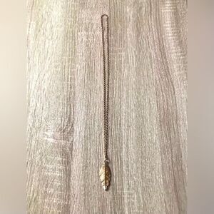 NWOT … Gold LEAF Pendent Necklace